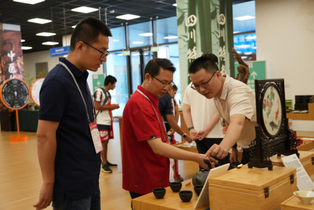 省尊龙时凯集团向导到大运村“有礼在四川”四川特色商品馆调研指导事情